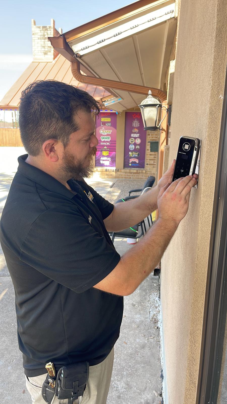 Commercial locksmith service
